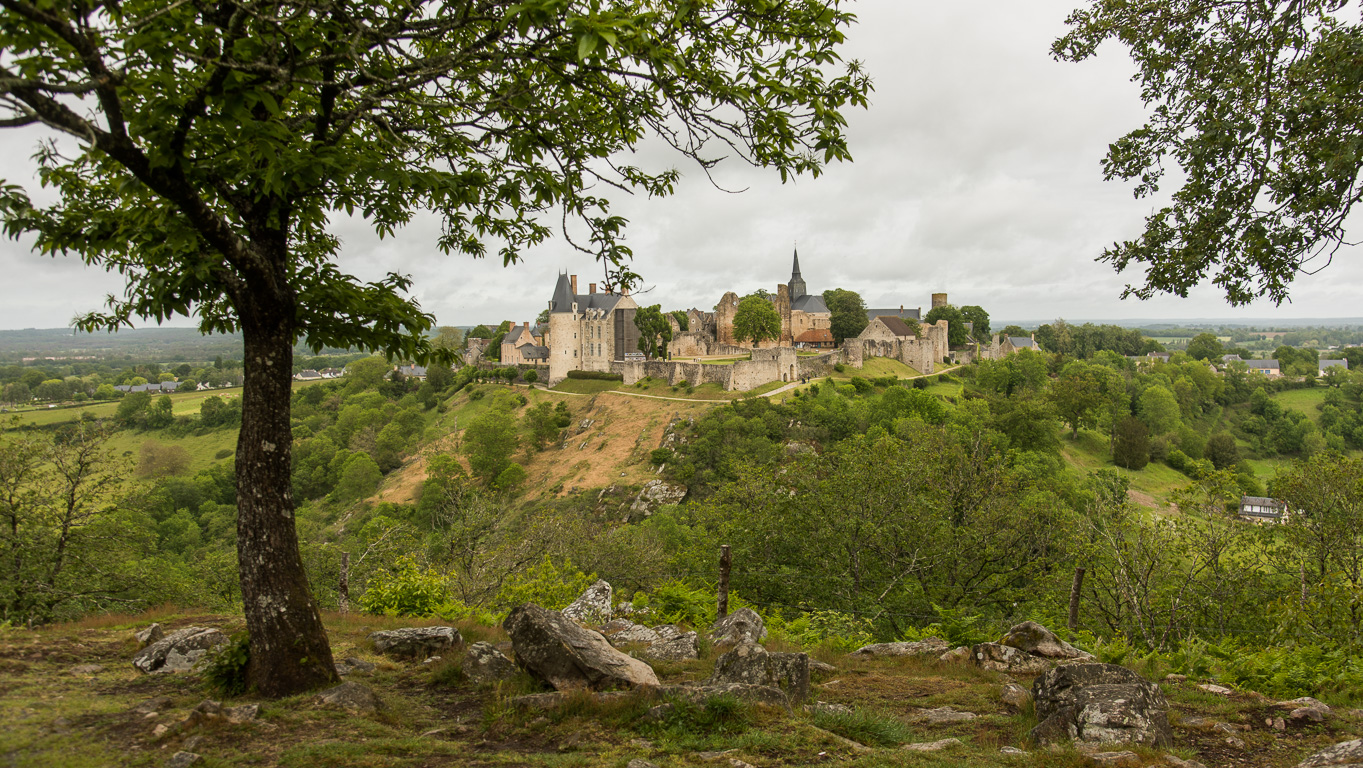 Sainte-Suzanne. Vue depuis la colline du Tertre-Ganne.