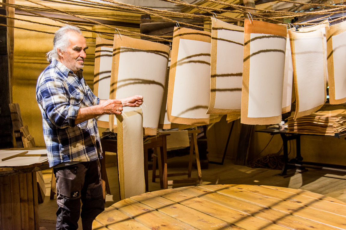 Sainte-Suzanne. Le Grand-Moulin à Papier. Les feuilles de papier sont ensuite étendues et mises à sêcher dans le grenier.