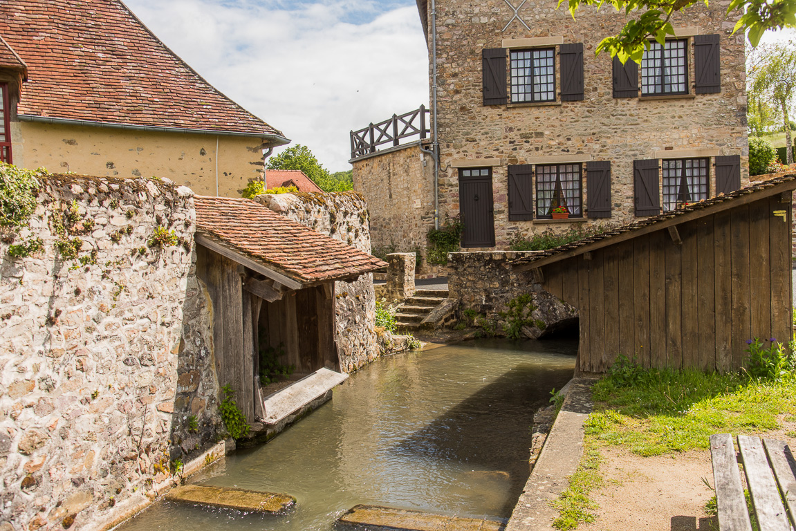 Sainte-Suzanne.. Un lavoir et le Grand Gohard.