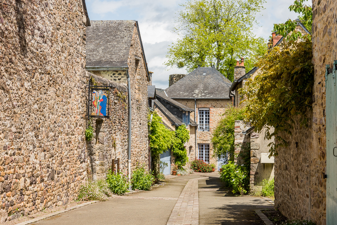 Sainte-Suzanne. Rue Jean de Bueil