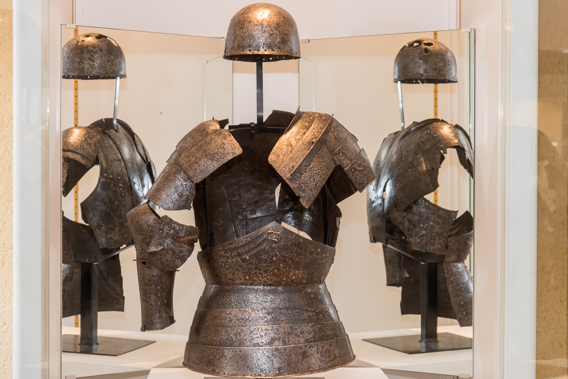 Sainte-Suzanne. Muséee de l'Auditoire. Cette armure est considérée la plus ancienne de France (ca 1420)..