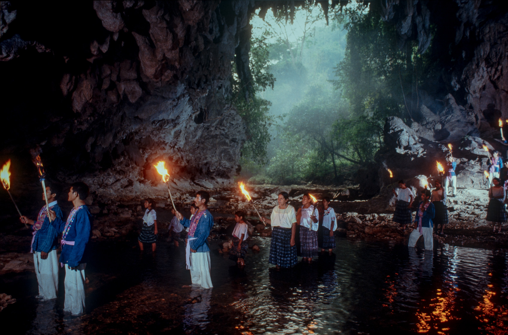 Rituels Mayas. Traversée de la rivière sacré par ces descendants des mayas.