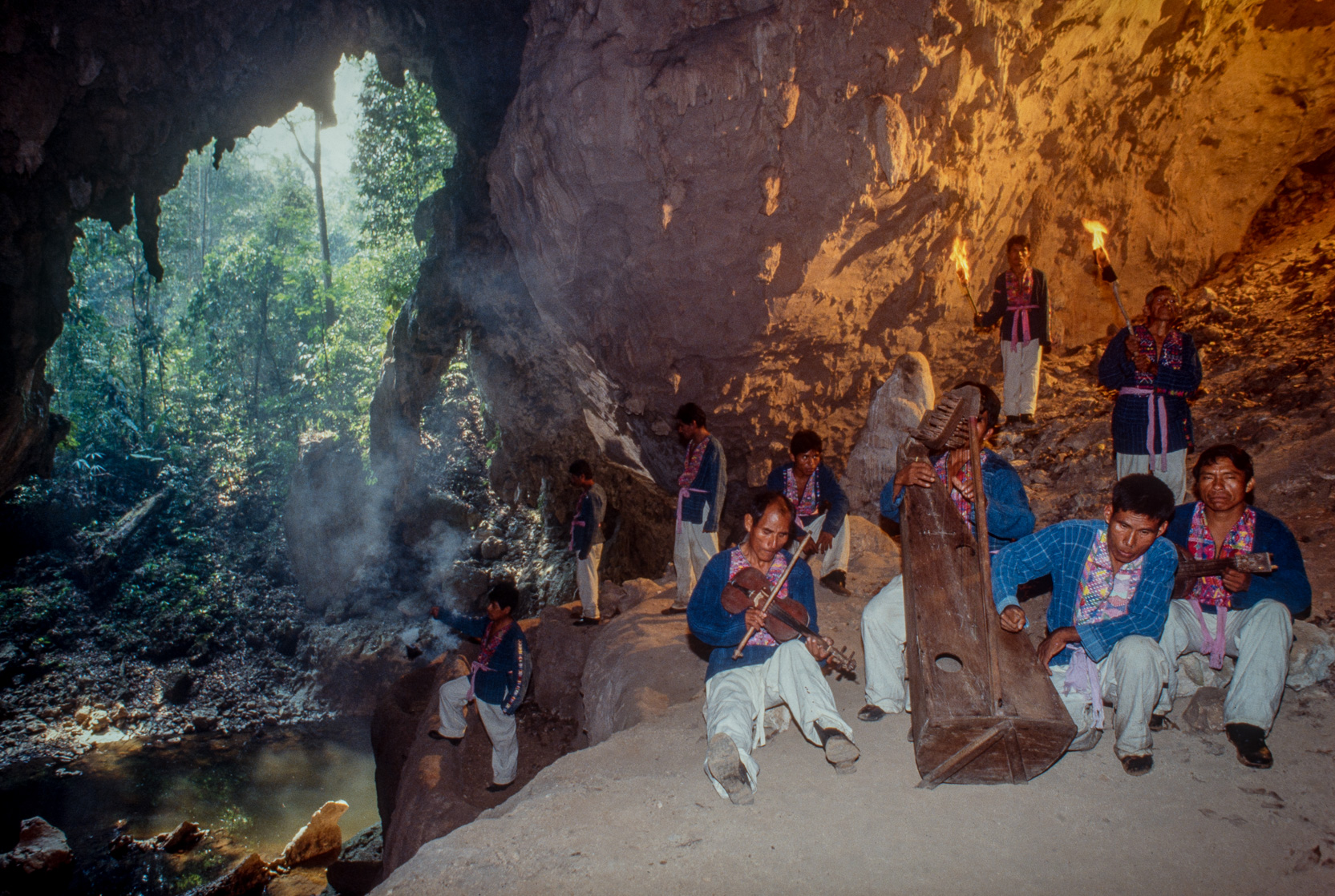 Rituels pour la pluie dans la grotte près du camp de base.