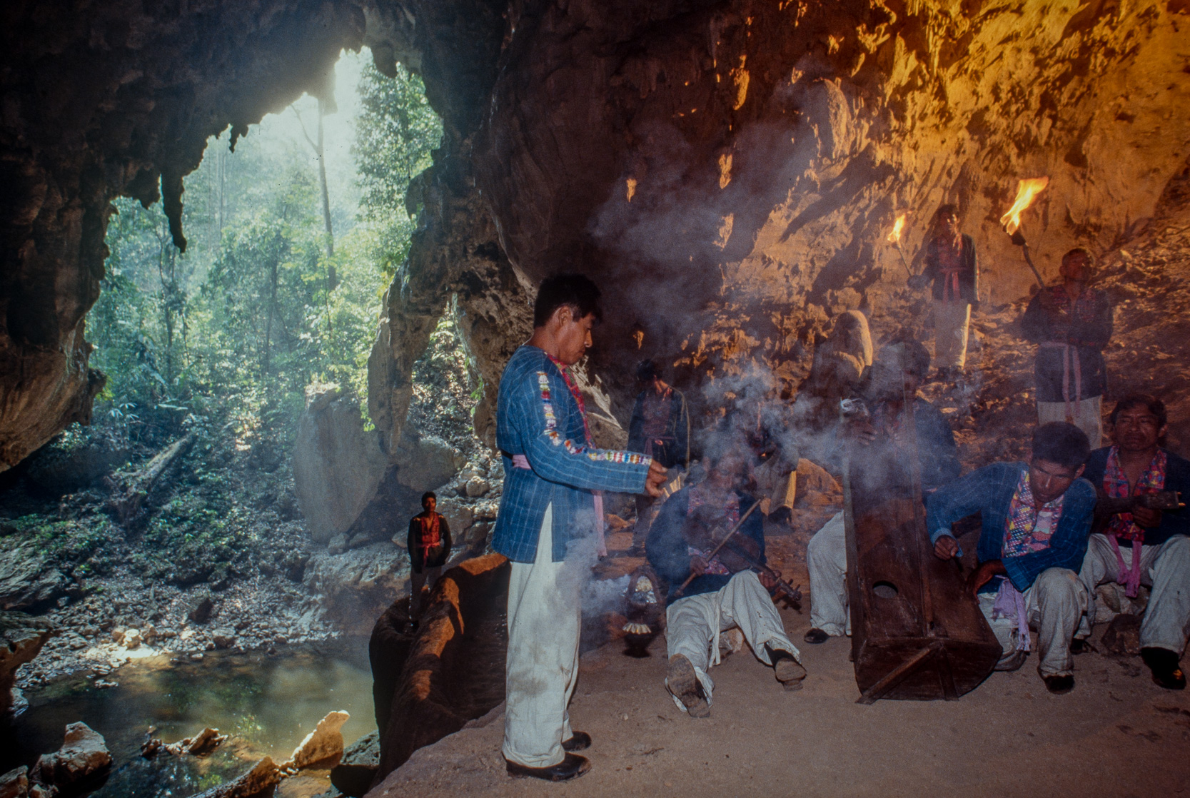 Rituels pour la pluie dans la grotte près du camp de base.