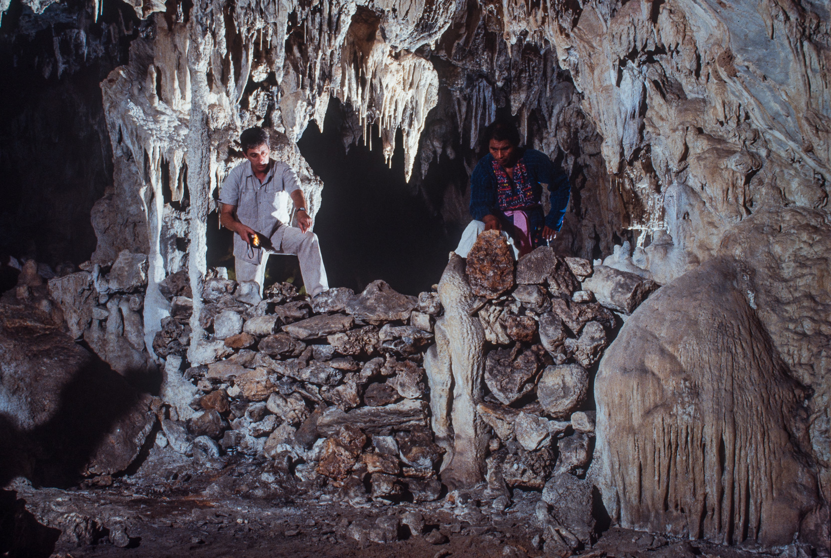 Rituels Mayas. Découverte d'un mur protégeant a grotte secrête.