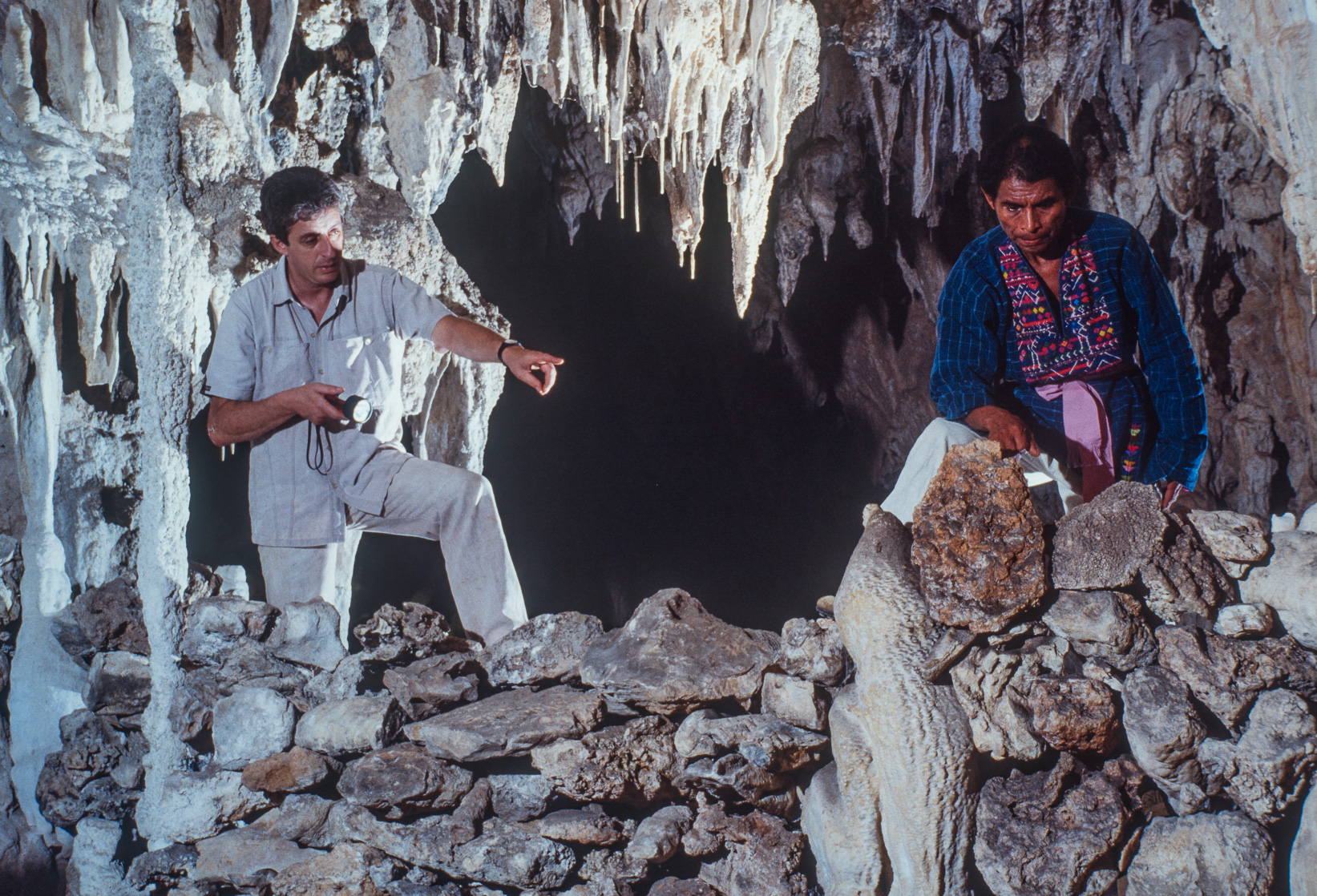 Rituels Mayas. Découverte d'un mur protégeant a grotte secrête.