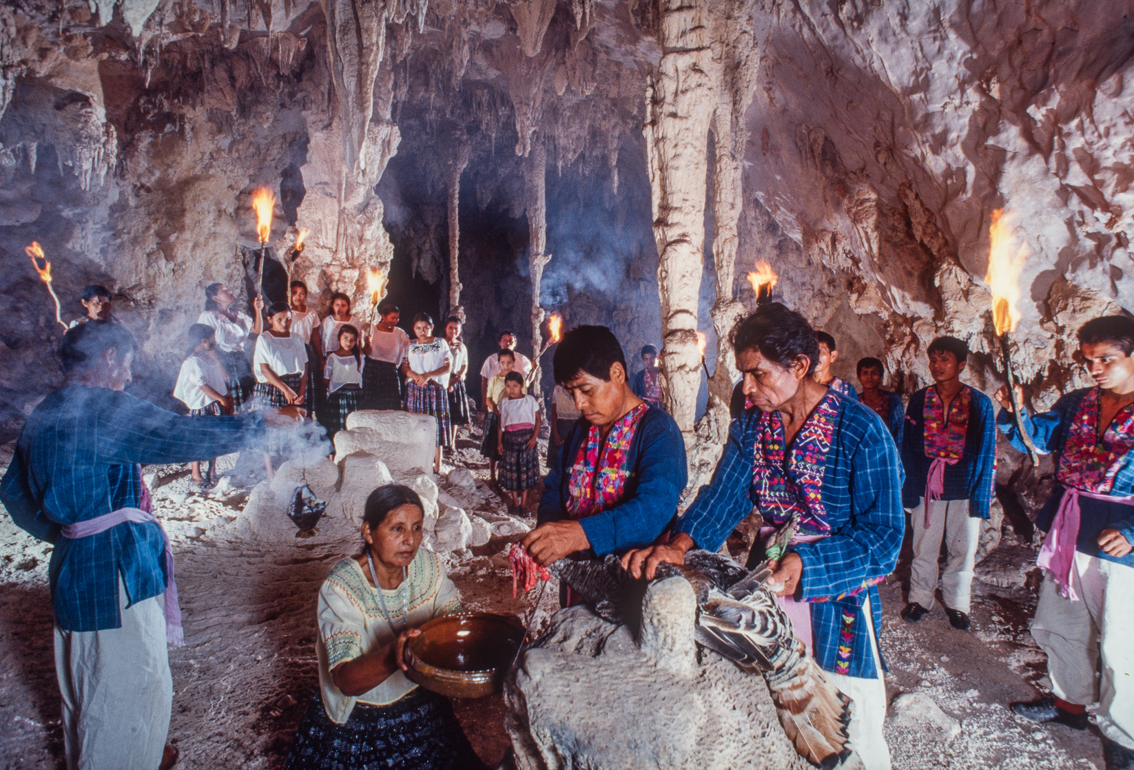 Rituels Mayas. Sacrifice d'une dinde dans une grotte secrête.