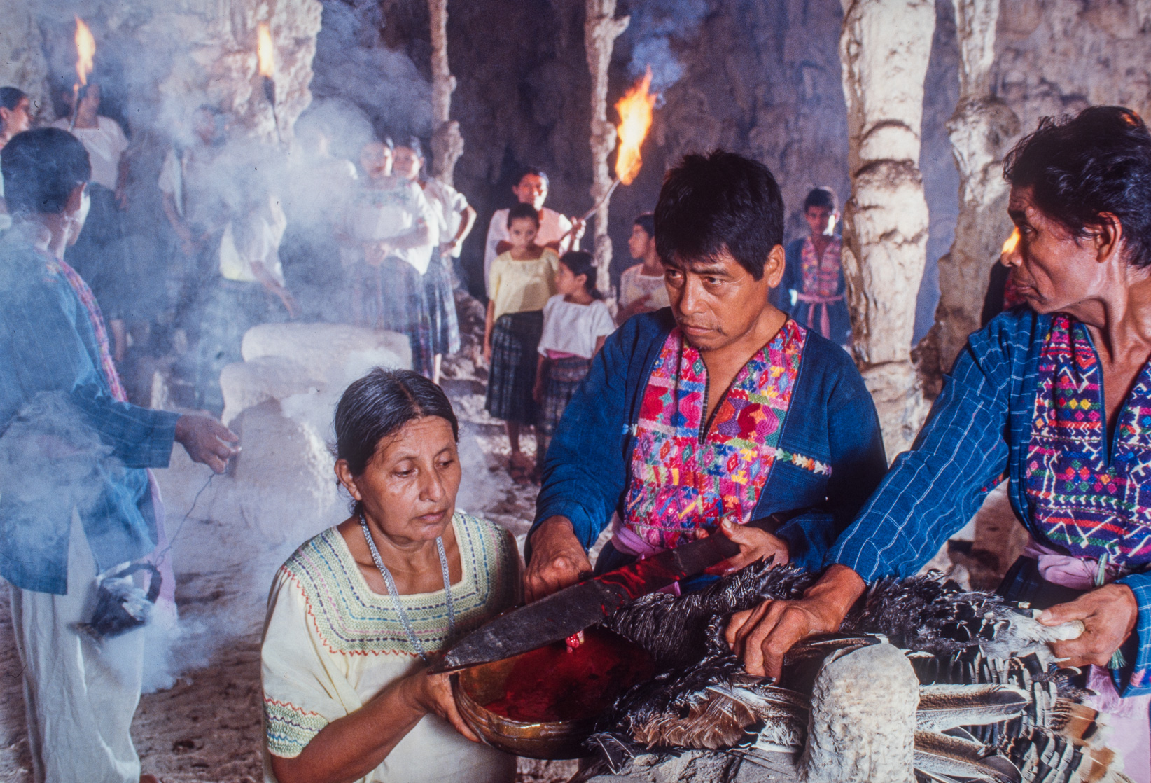 Rituels Mayas. Sacrifice d'une dinde dans une grotte secrête.