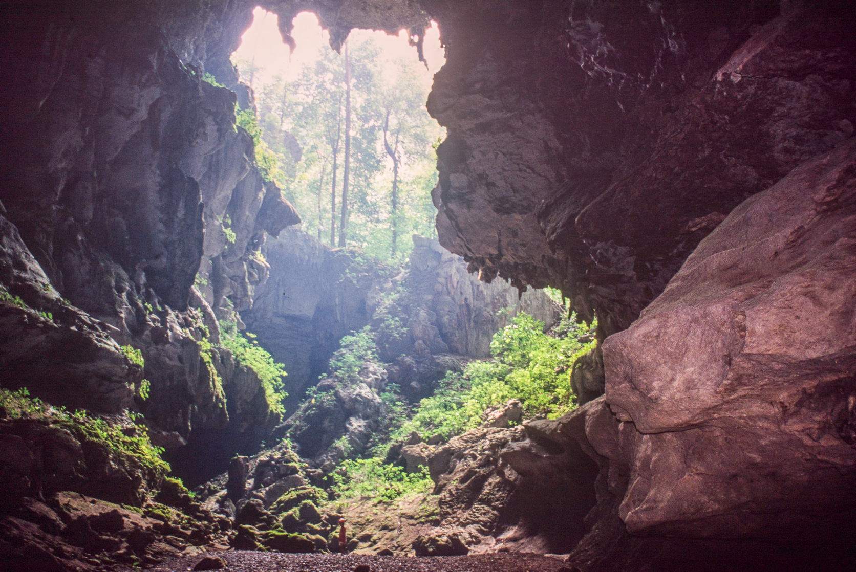 Rituels Mayas. Entrée (ou sortie), c'est selon, de la grotte El Mico.