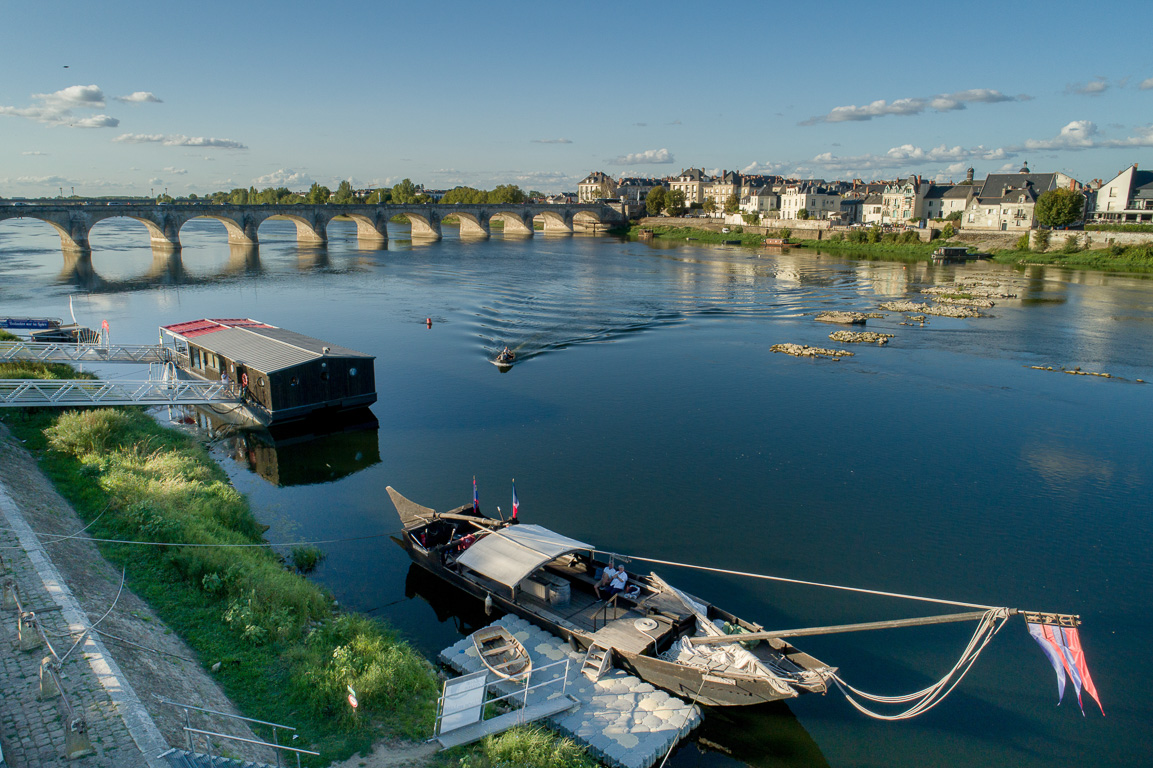 Saumur, la péniche "Nonchalante" de Loire Evasion.