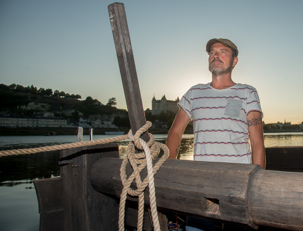 Saumur, au coucher du soleil sur la péniche "Nonchalante" de Loire Evasion. Le capitaine Vincent Pocquereau.