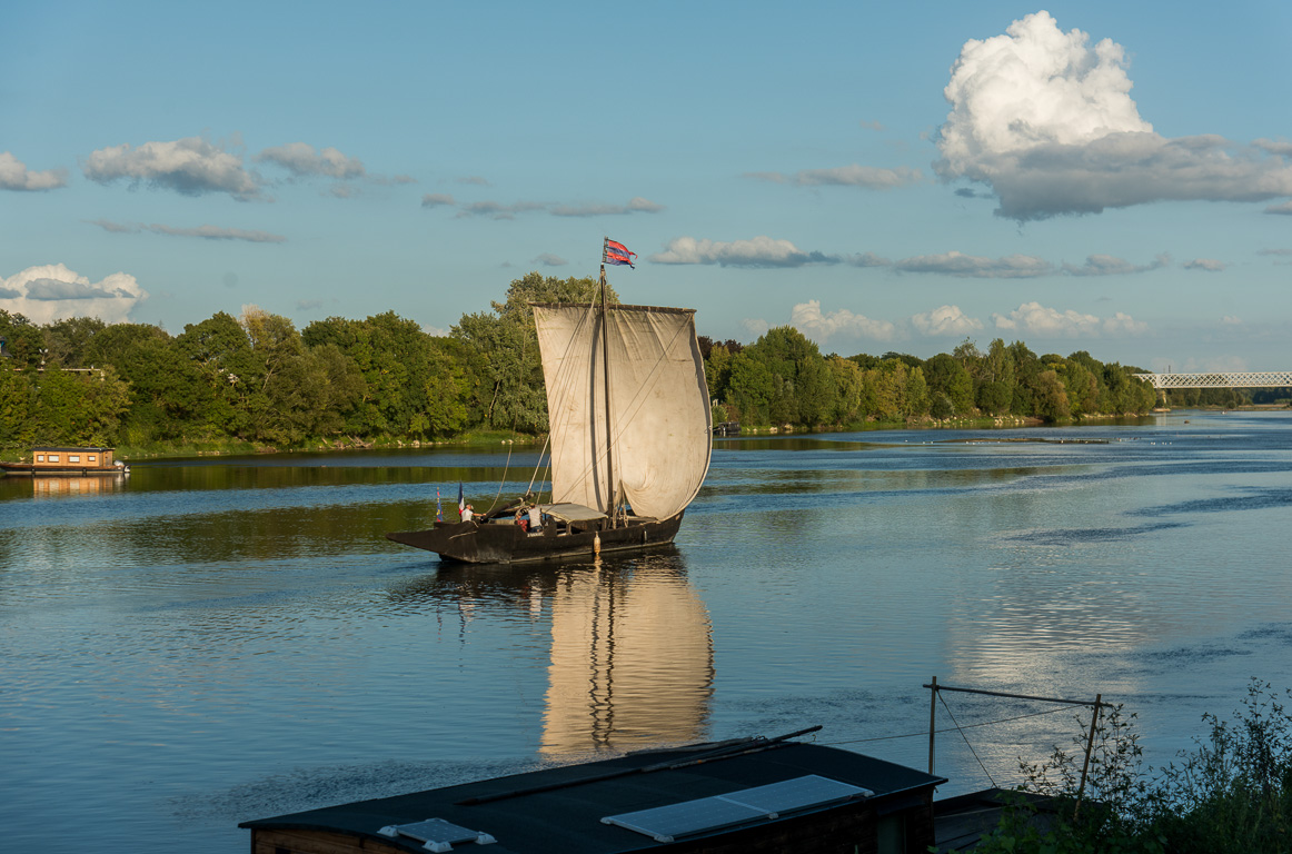 Saumur,. Sous voile, la péniche "Nonchalante" de Loire Evasion.