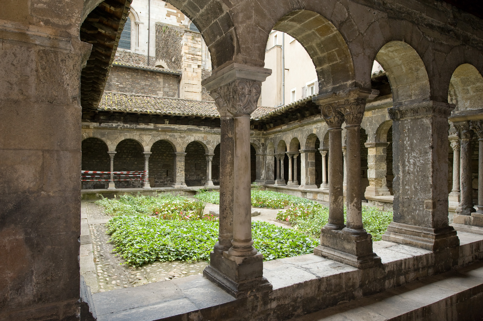 Le cloître de l'église Saint-André-le-Bas.