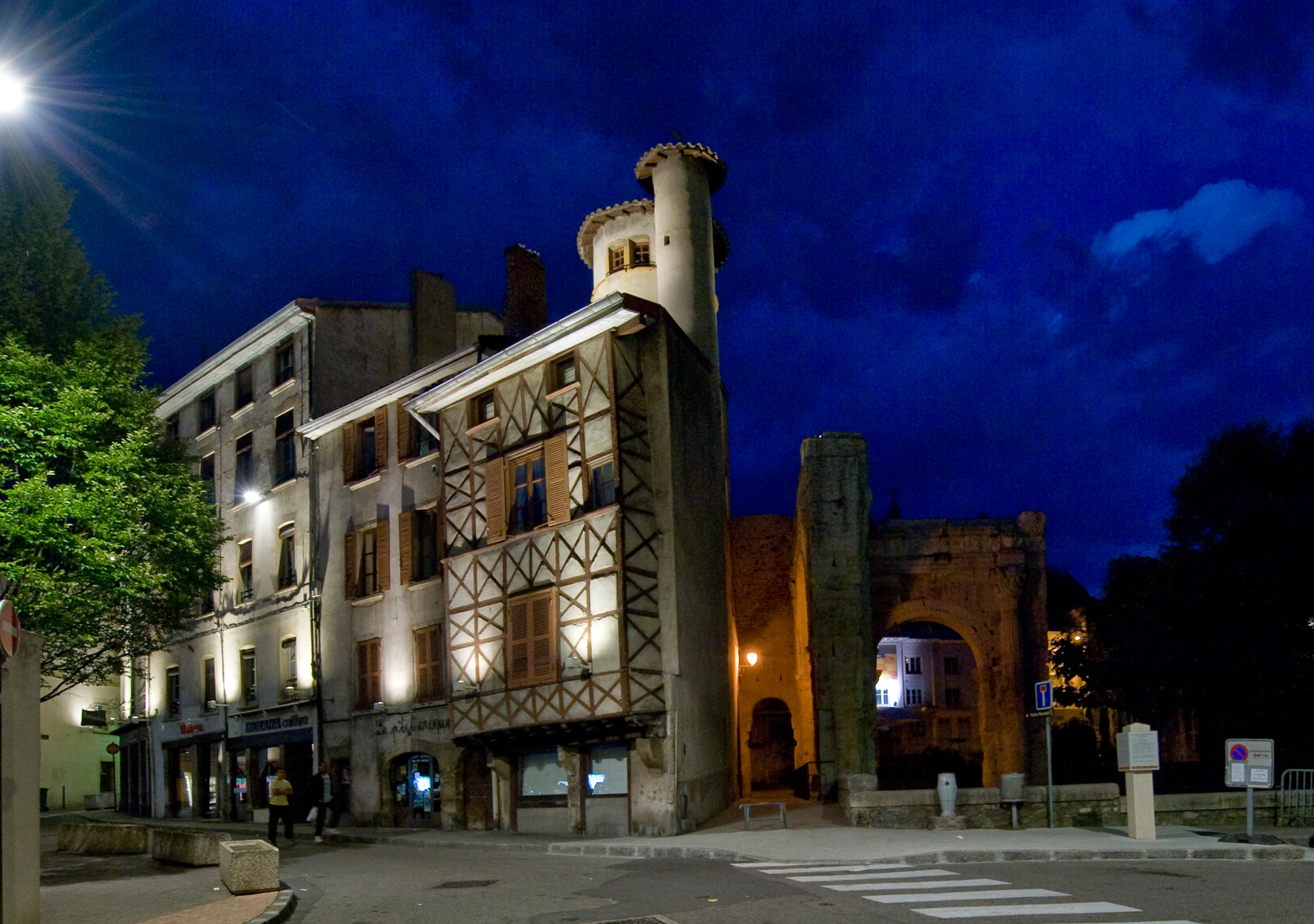 Place du Pilori et sa maison à pans de bois.