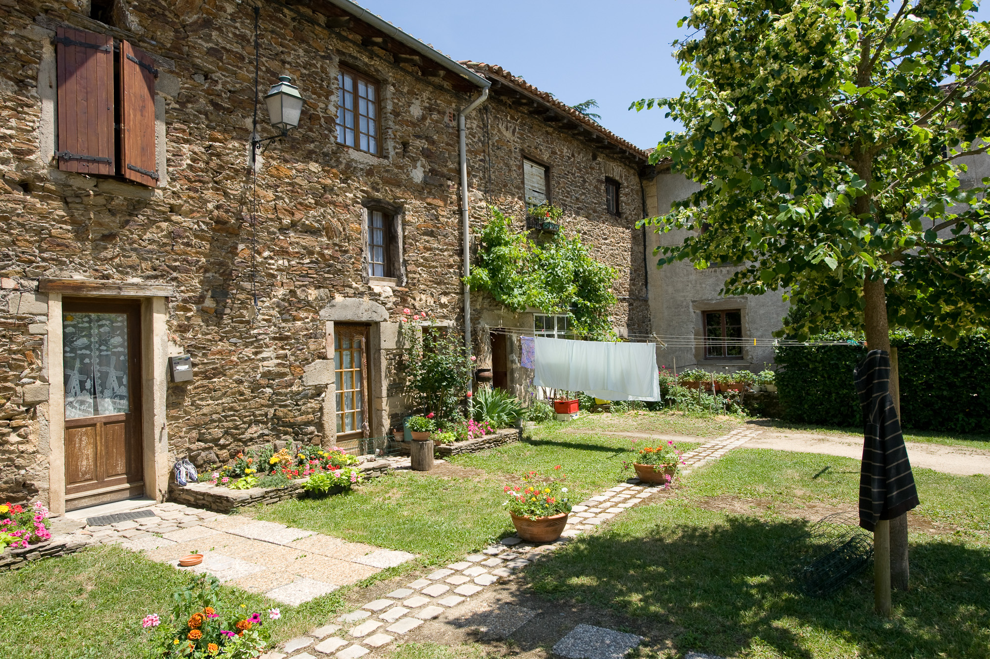 Sainte-Croix-en Jarez : cour des frères.