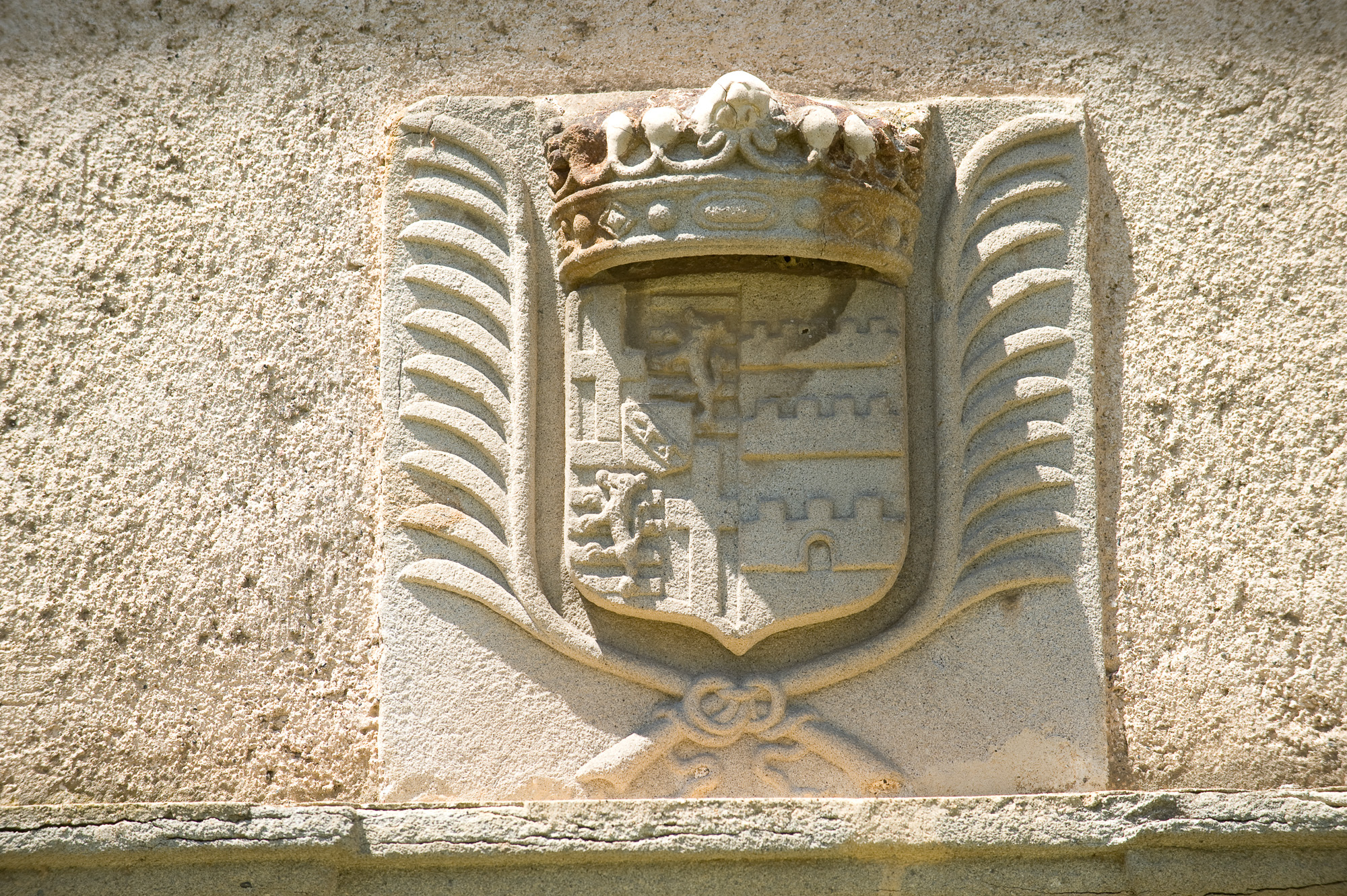 Sainte-Croix-en Jarez : cour des pères. Blason de porte.