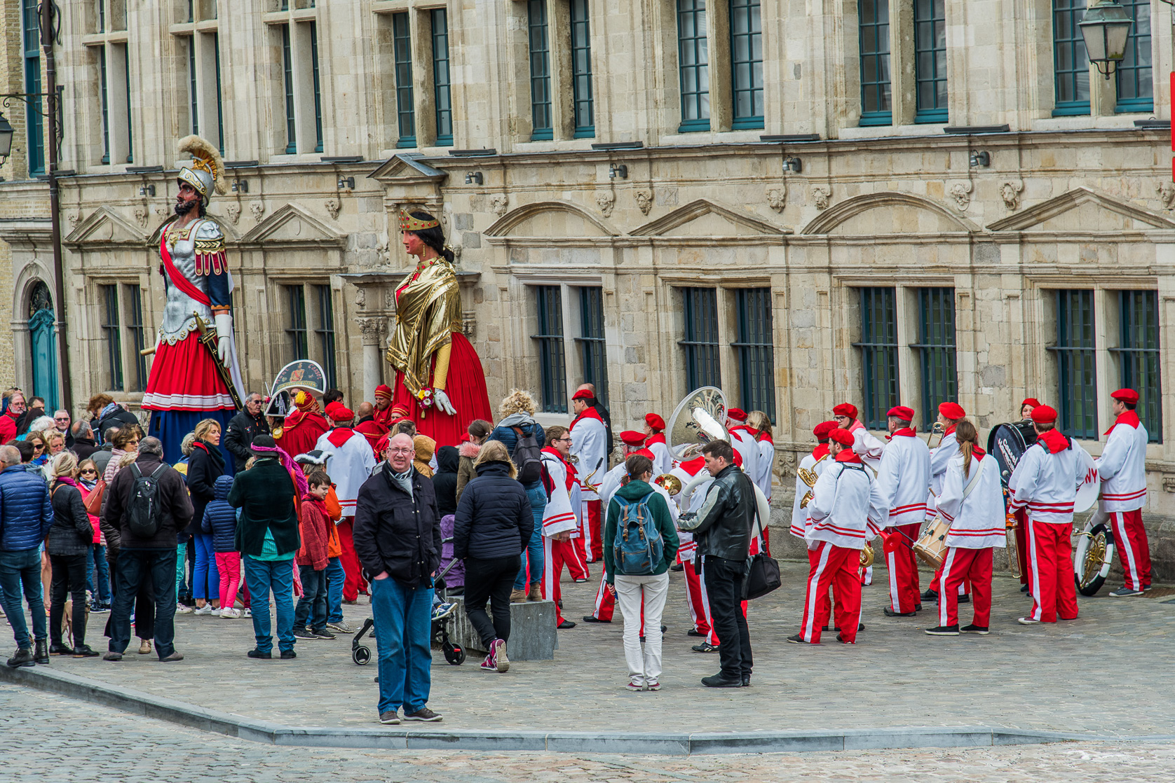 Cassel concours aux villages préférés des français. Rencontre sur la Grand-Place avec les géants et la population de Cassel.