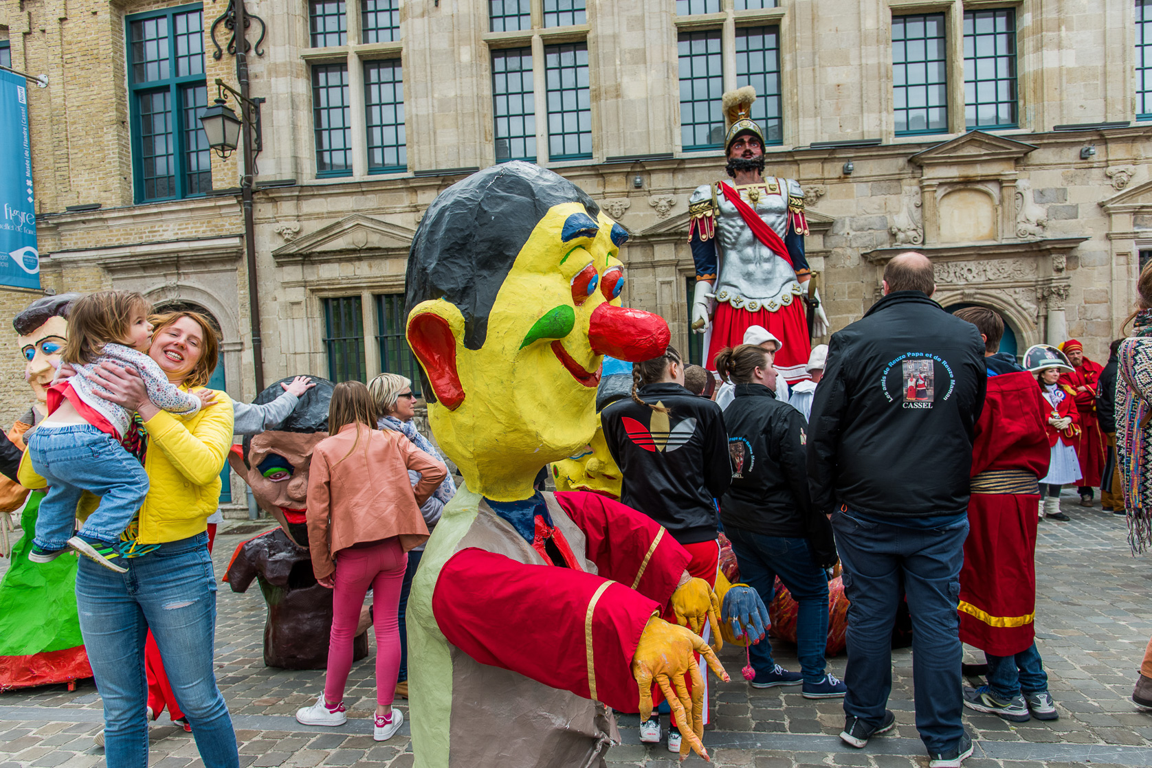 Cassel concours aux villages préférés des français. Rencontre sur la Grand-Place avec les géants et la population de Cassel.