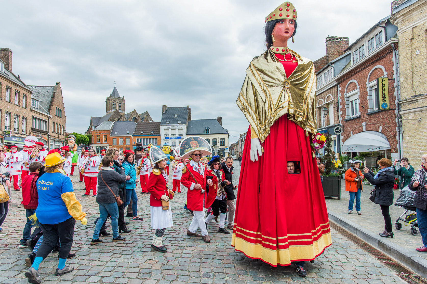 Cassel concours aux villages préférés des français. Rencontre sur la Grand-Place avec les géants et la population de Cassel.