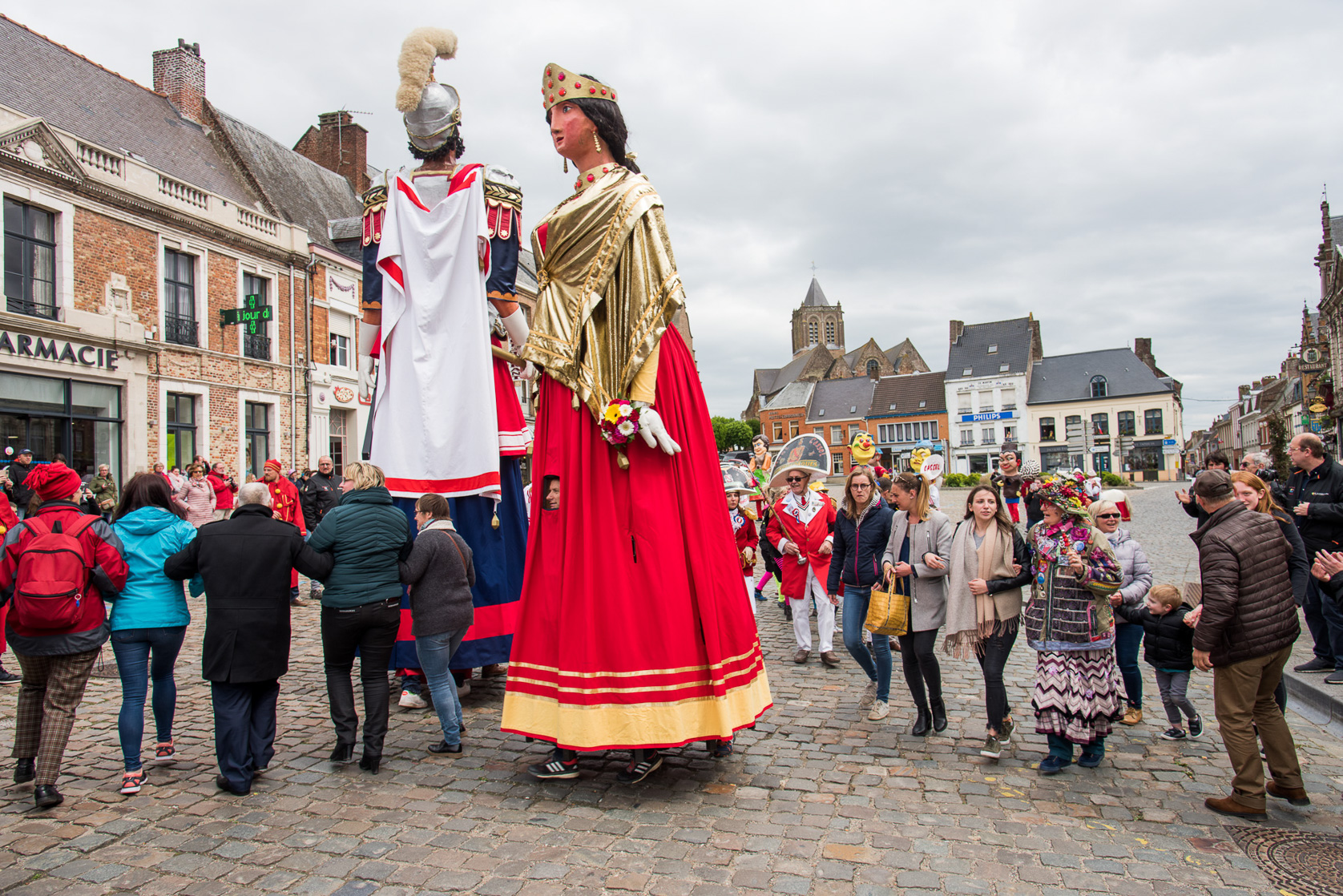 Cassel concours aux villages préférés des français. Rencontre sur la Grand-Place avec les géants et la population de Cassel.