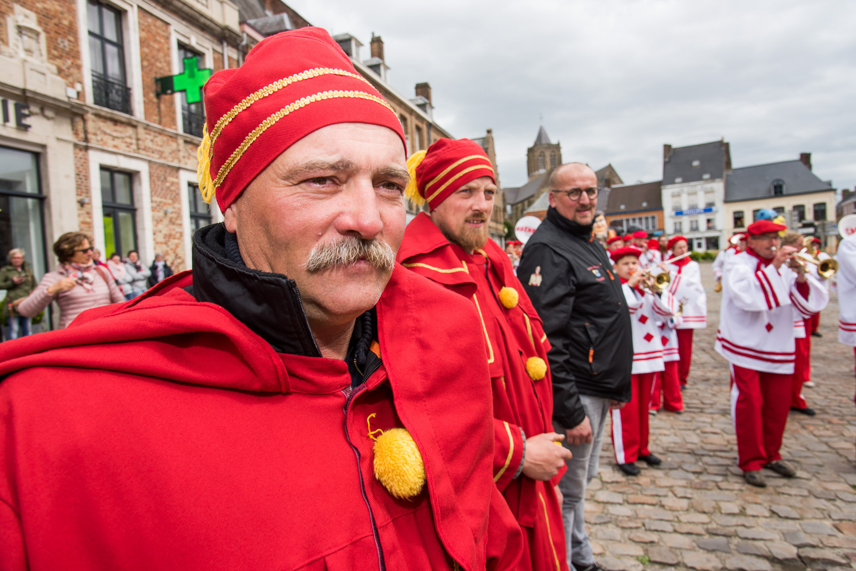 Cassel concours aux villages préférés des français. Rencontre sur la Grand-Place avec les géants et la population de Cassel.