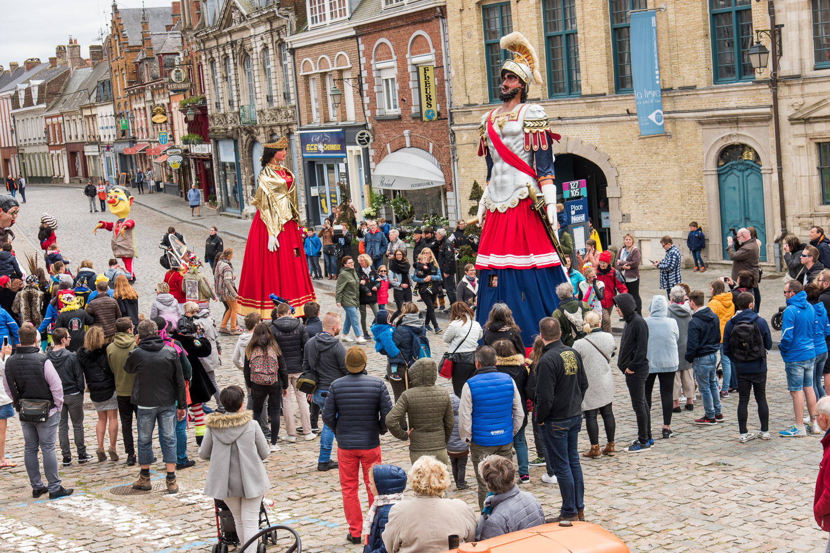 Cassel concours aux villages préférés des français. Rencontre sur la Grand-Place avec les géants et la population de Cassel.