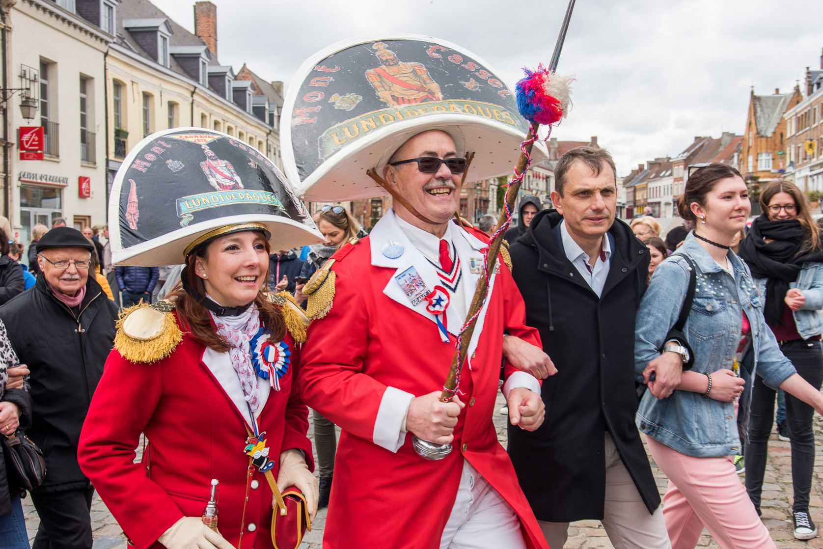 Cassel concours aux villages préférés des français. Rencontre sur la Grand-Place avec les géants et la population de Cassel.