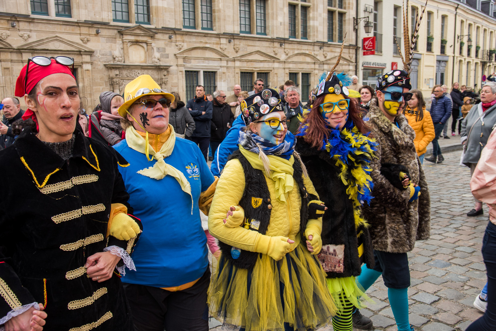 Cassel concours aux villages préférés des français. Rencontre sur la Grand-Place avec les géants et la population de Cassel.