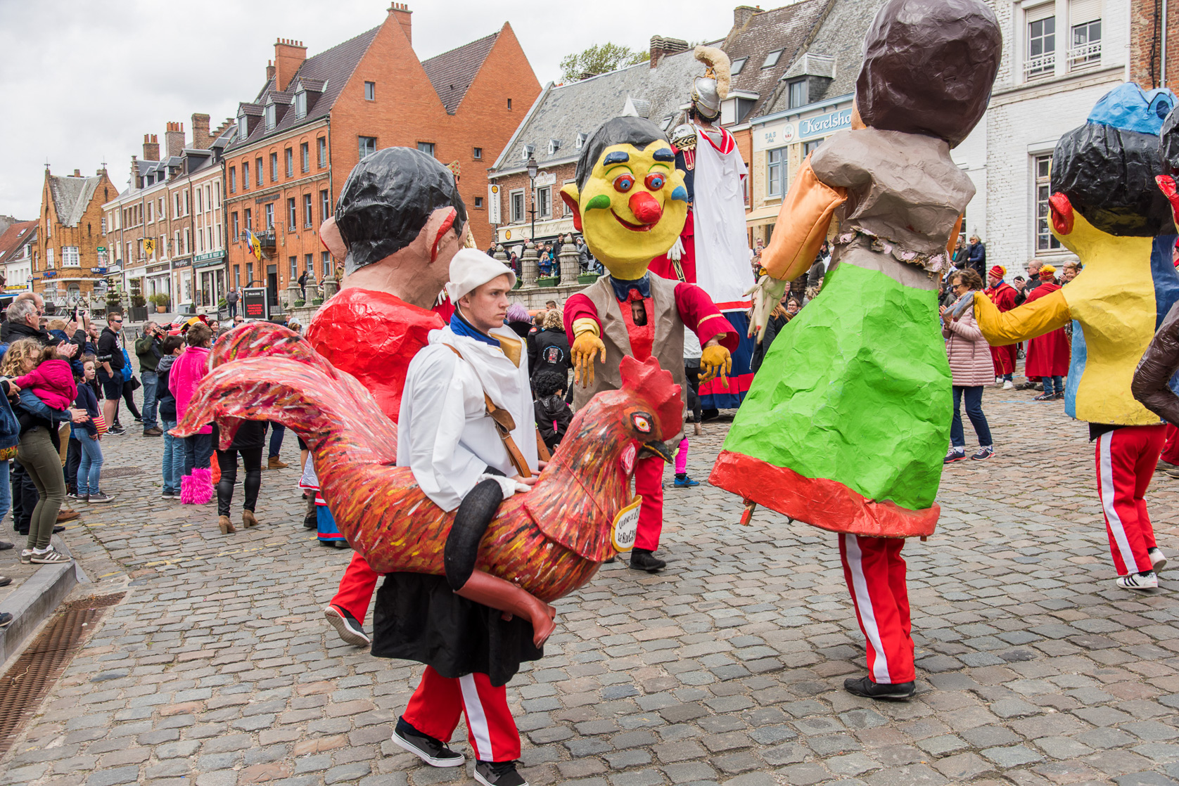 Cassel concours aux villages préférés des français. Rencontre sur la Grand-Place avec les géants et la population de Cassel.