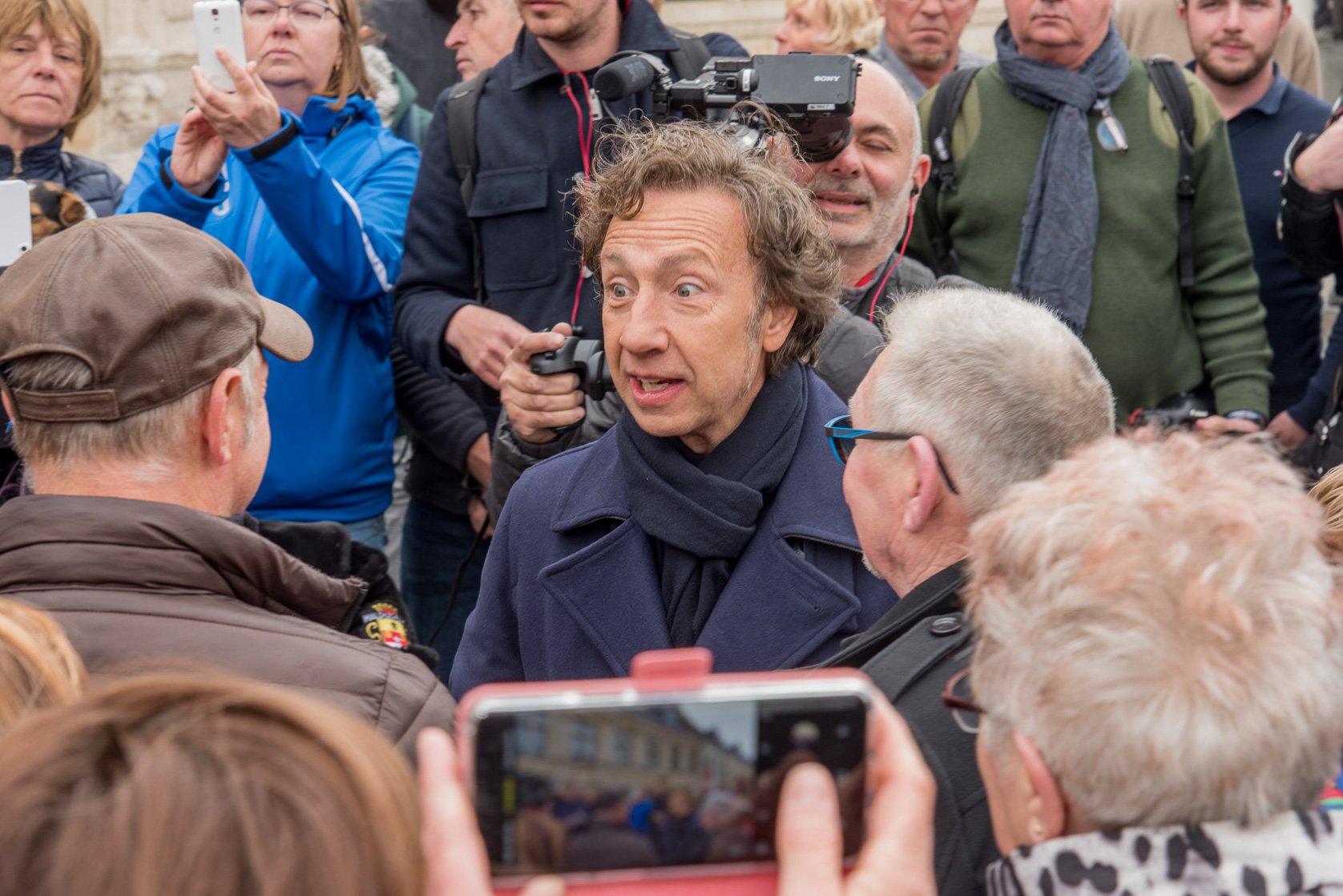 Cassel concours aux villages préférés des français. Rencontre sur la Grand-Place avec les géants et la population de Cassel.