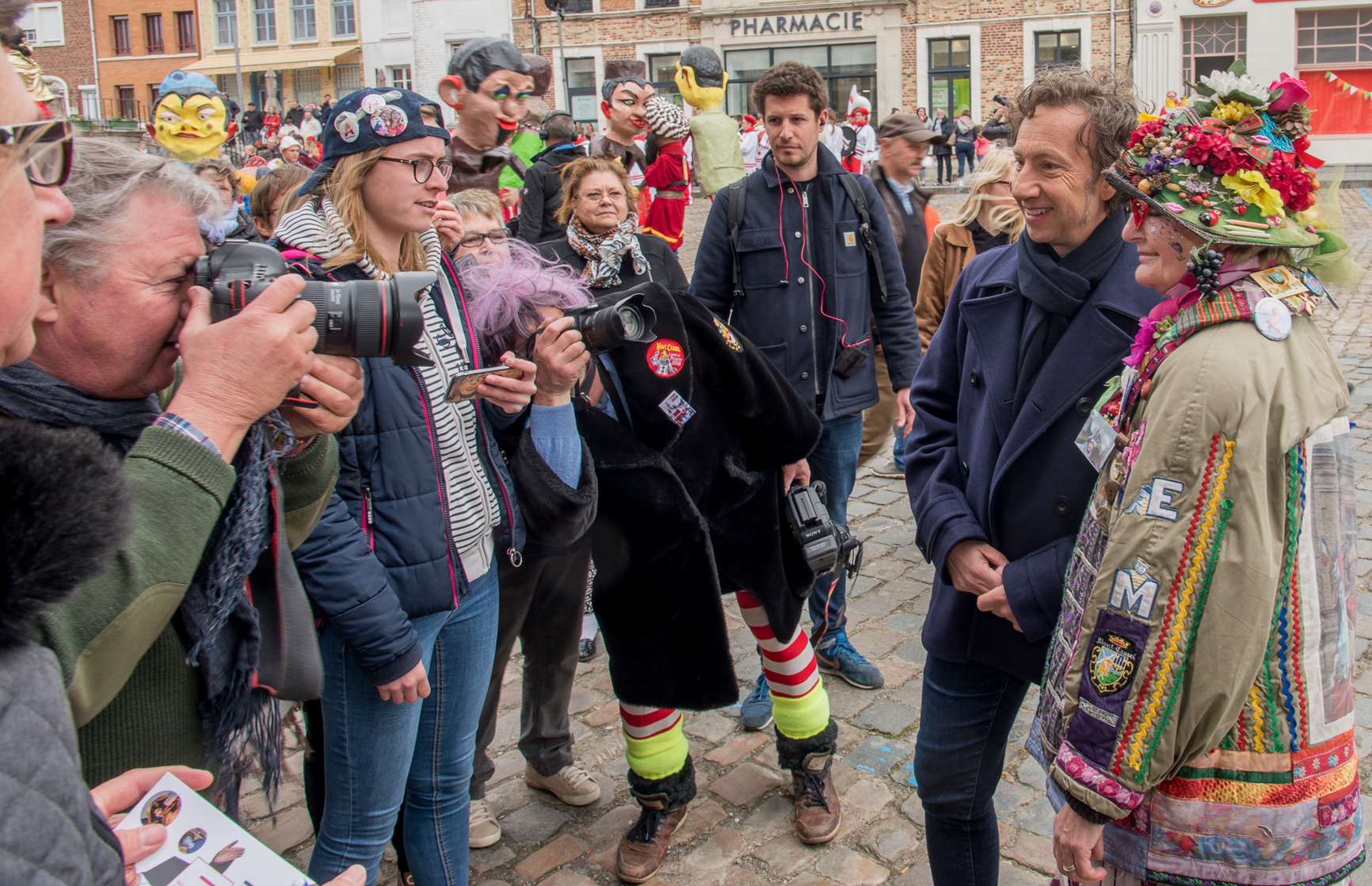 Cassel concours aux villages préférés des français. Rencontre sur la Grand-Place avec les géants et la population de Cassel.