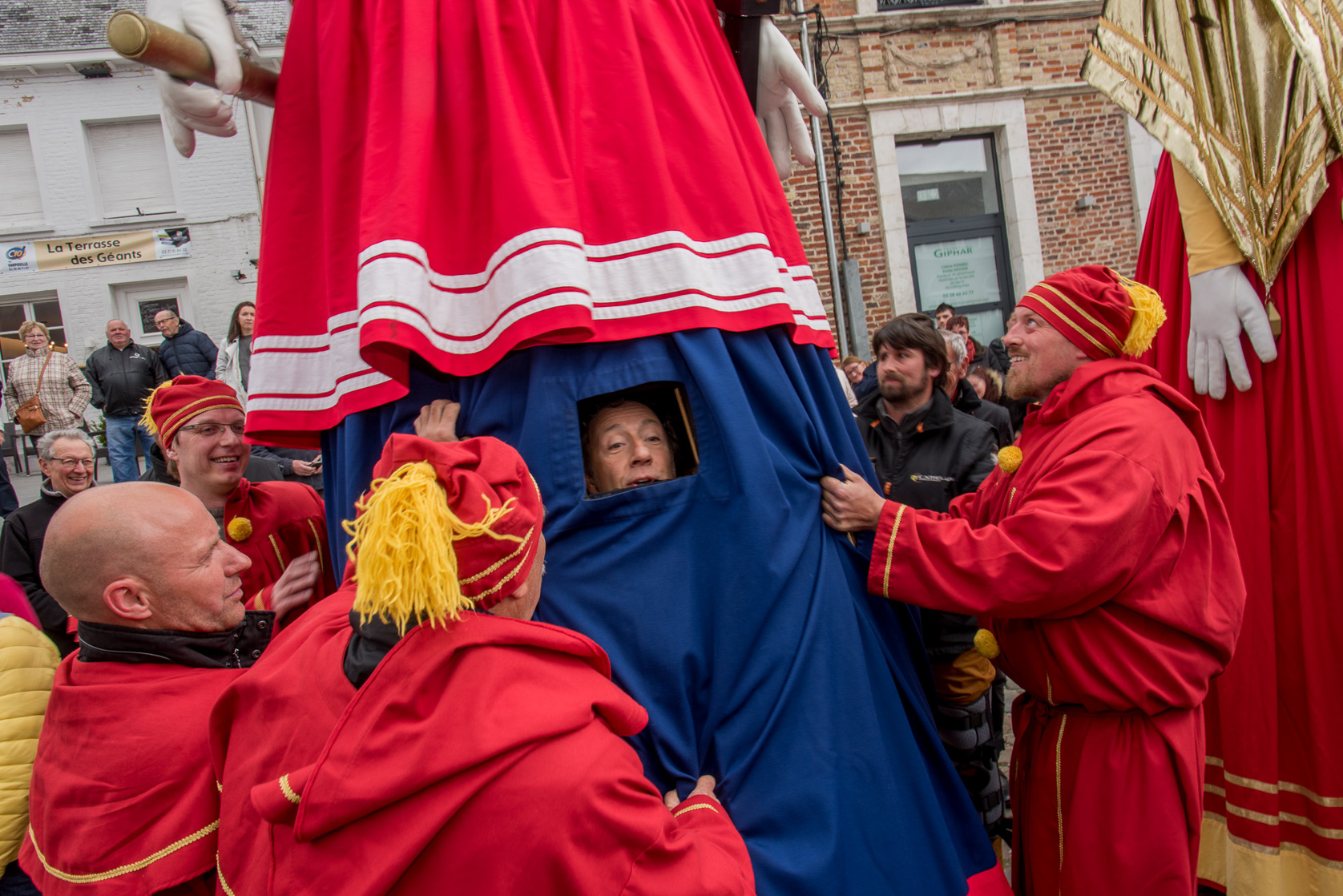 Cassel concours aux villages préférés des français. Rencontre sur la Grand-Place avec les géants et la population de Cassel.