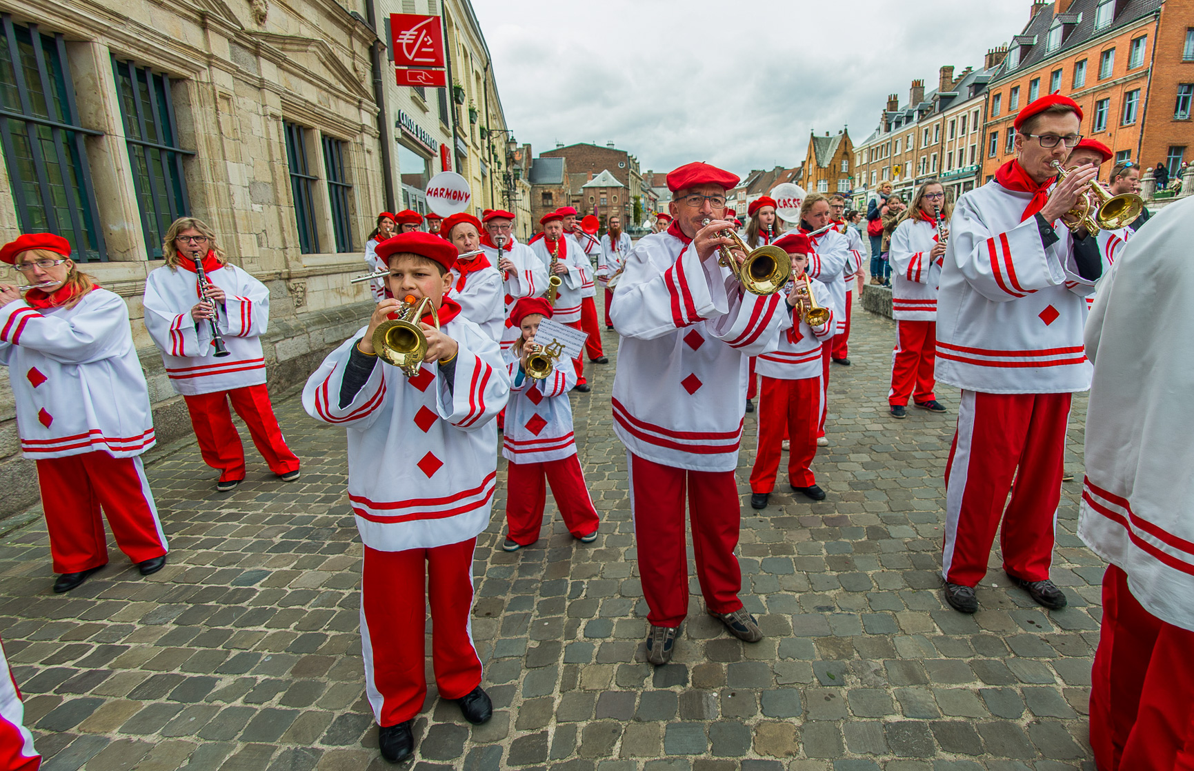 Cassel concours aux villages préférés des français. Rencontre sur la Grand-Place avec les géants et la population de Cassel.