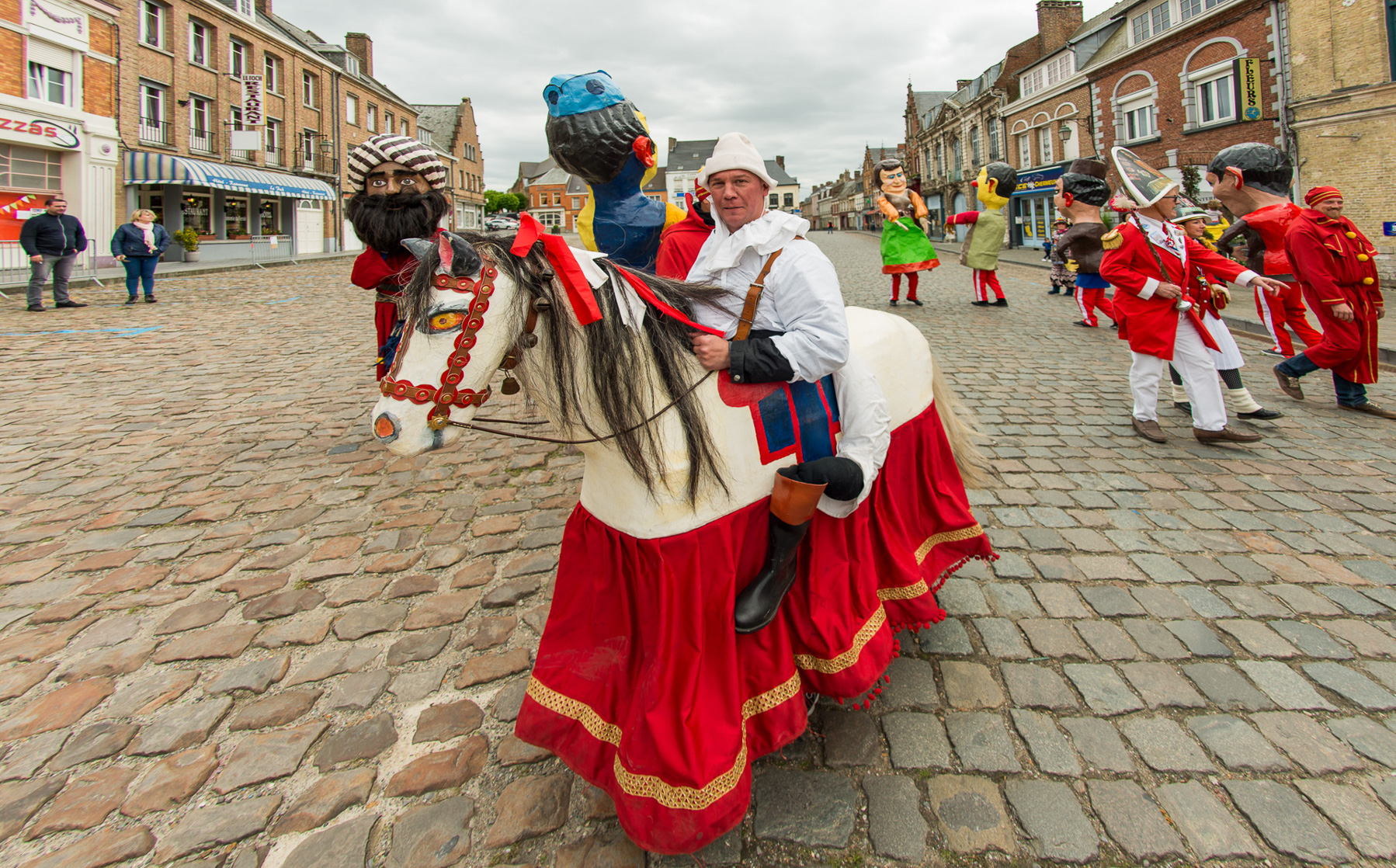 Cassel concours aux villages préférés des français. Rencontre sur la Grand-Place avec les géants et la population de Cassel.