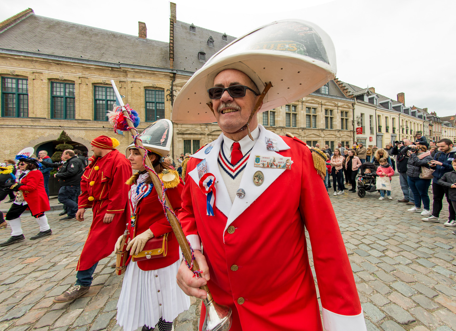 Cassel concours aux villages préférés des français. Rencontre sur la Grand-Place avec les géants et la population de Cassel.