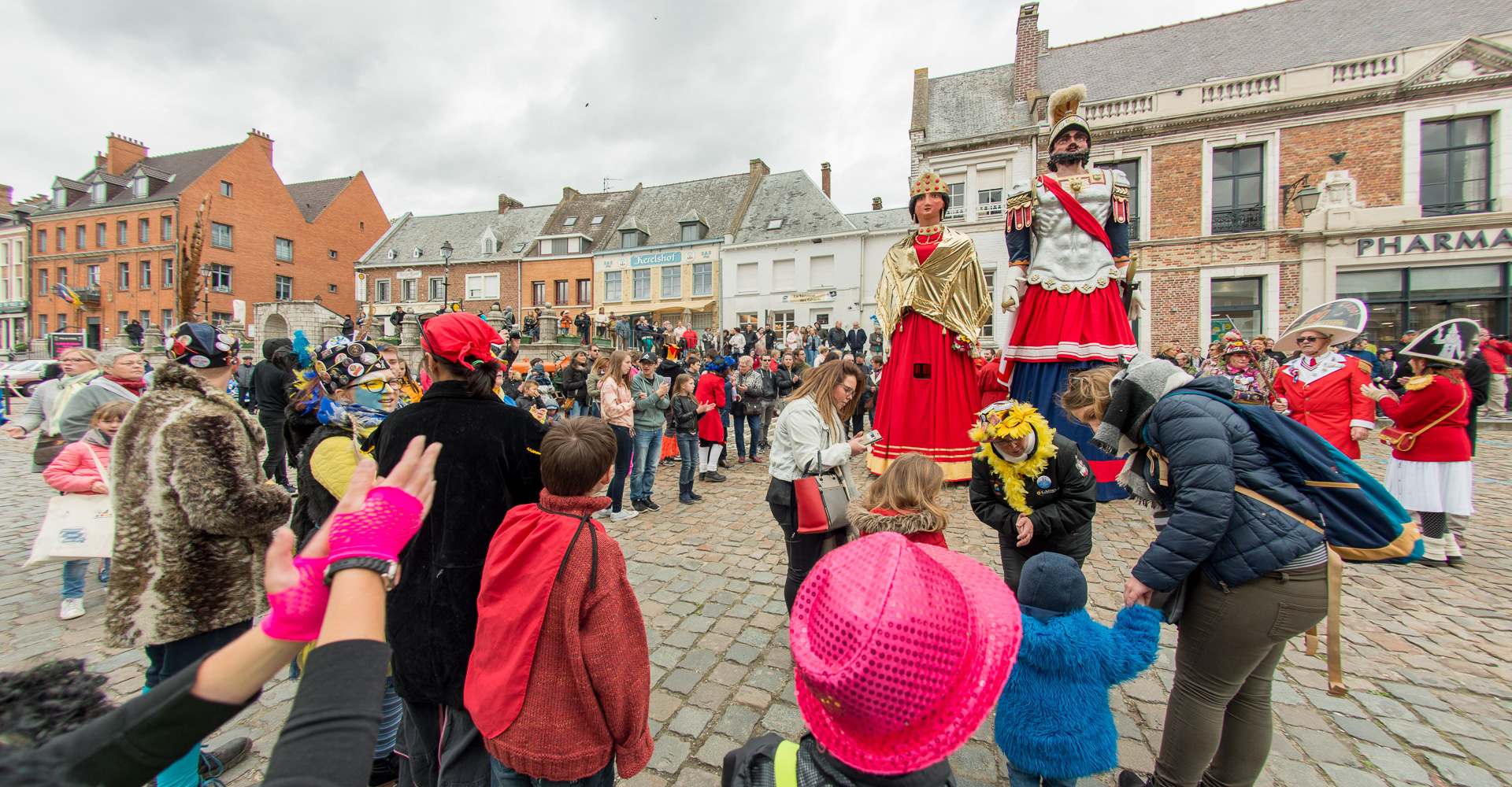 Cassel concours aux villages préférés des français. Rencontre sur la Grand-Place avec les géants et la population de Cassel.