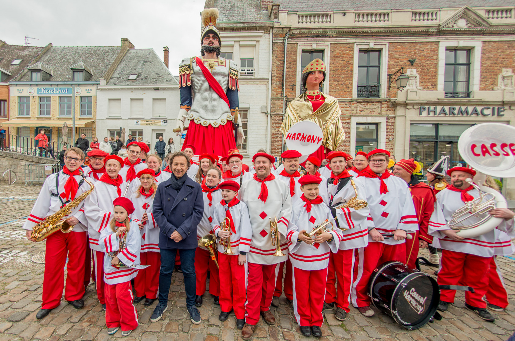 Cassel concours aux villages préférés des français. Rencontre sur la Grand-Place avec les géants et la population de Cassel.