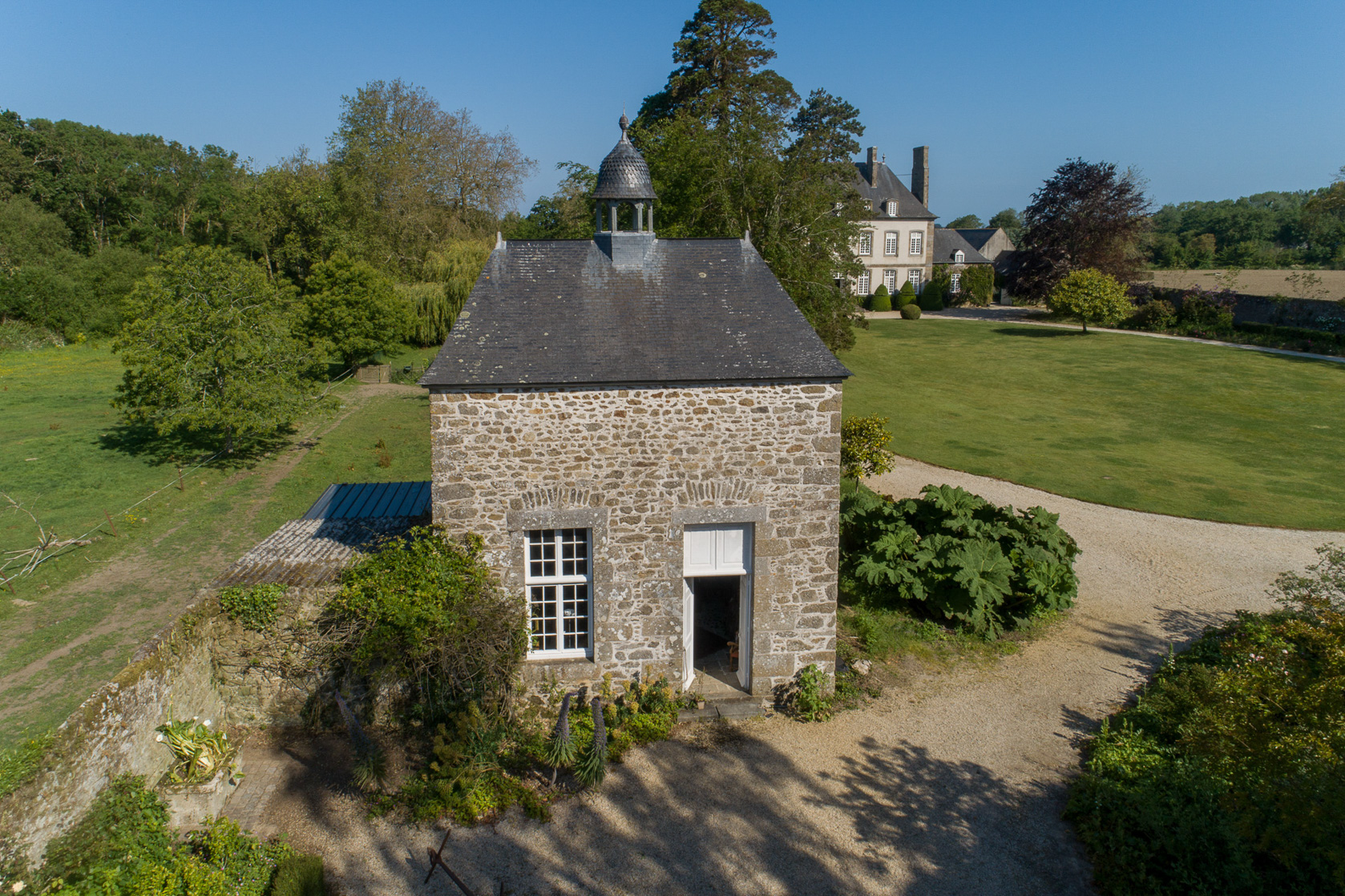 Le pigeonnier carré, vu de drone..