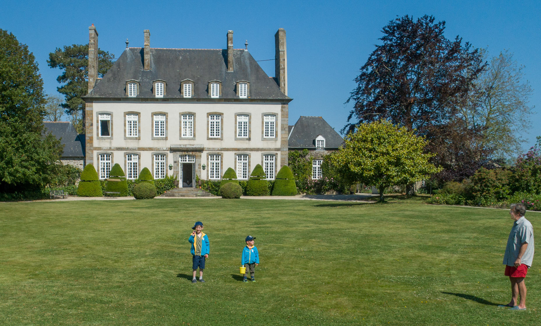 Promenade en famille dans le parc.