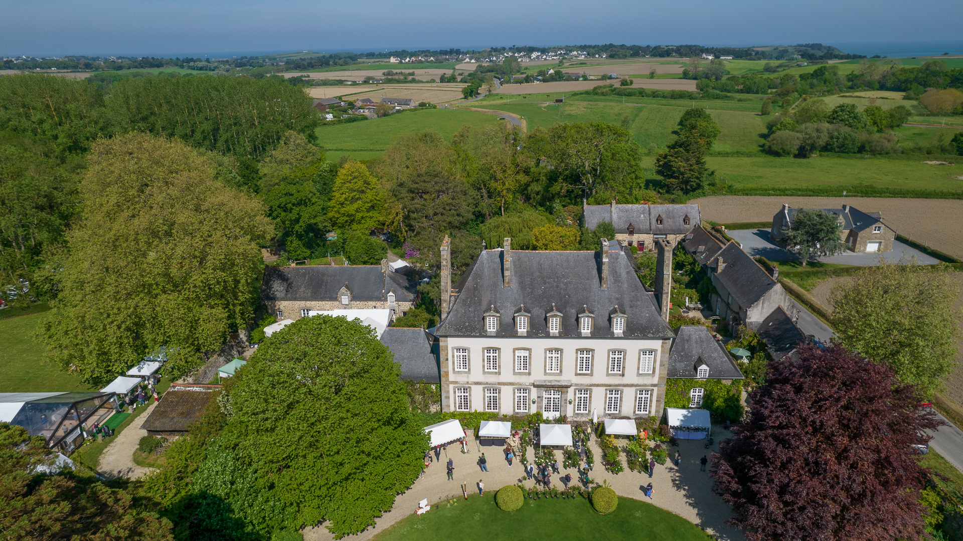 Fête des Plantes au printemps, vue de drone.