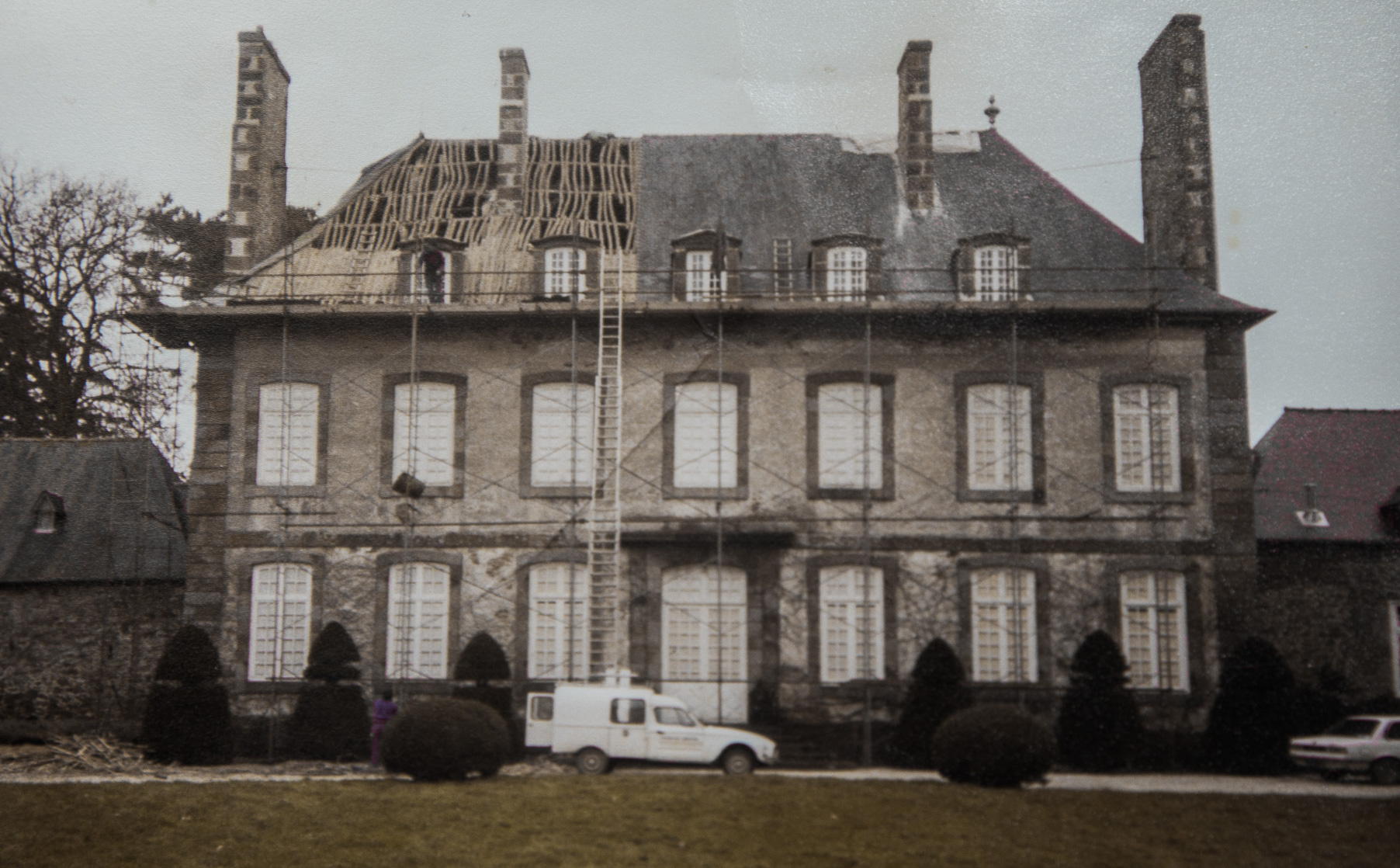 Le bâtiment, lorsque Jacques Chauveau l'a acheté en 1975. La toiture était en partie détruite.