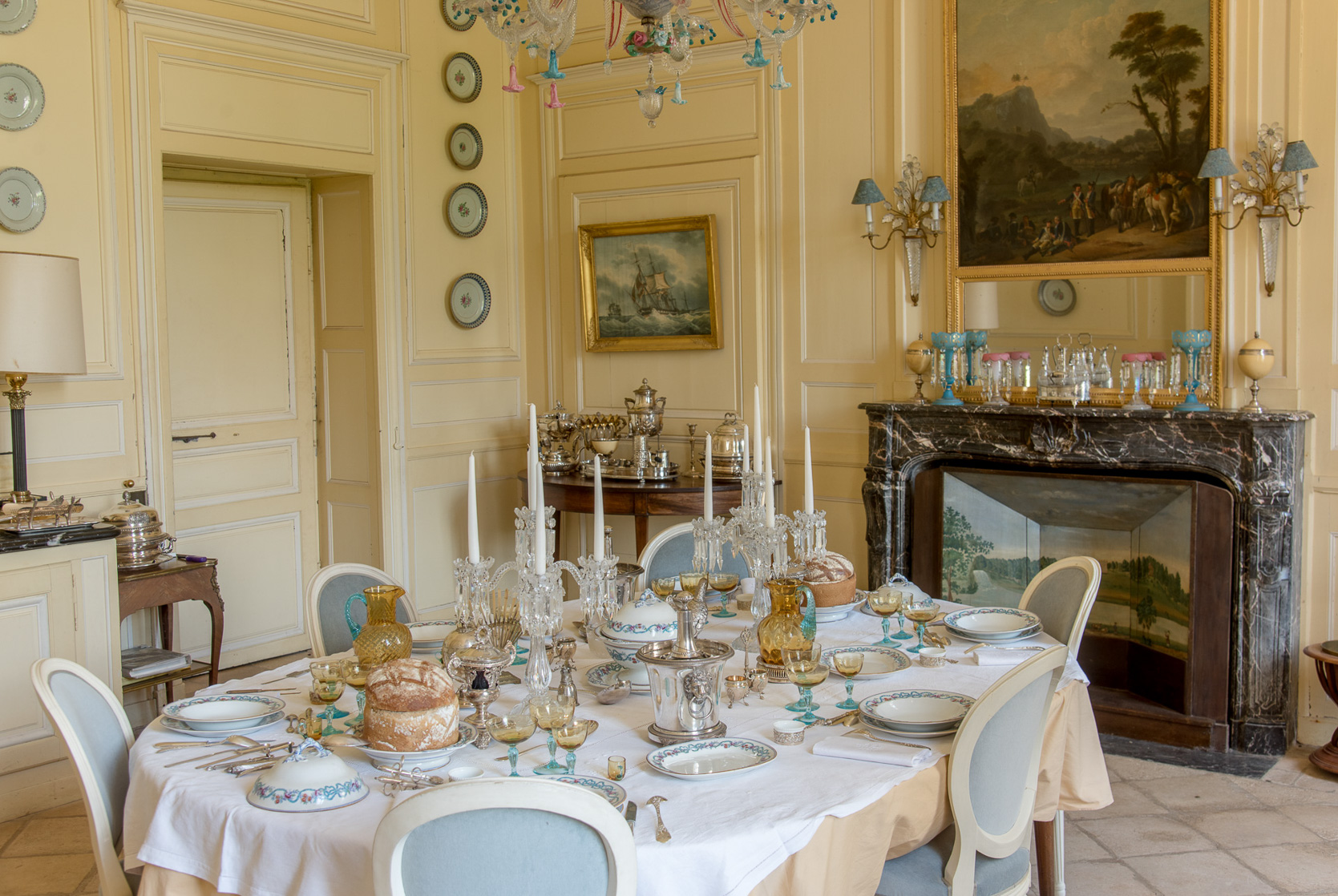 La salle à manger Louis XIV, dressée avec de l'argenterie et des couverts en porcelaine d'époque.