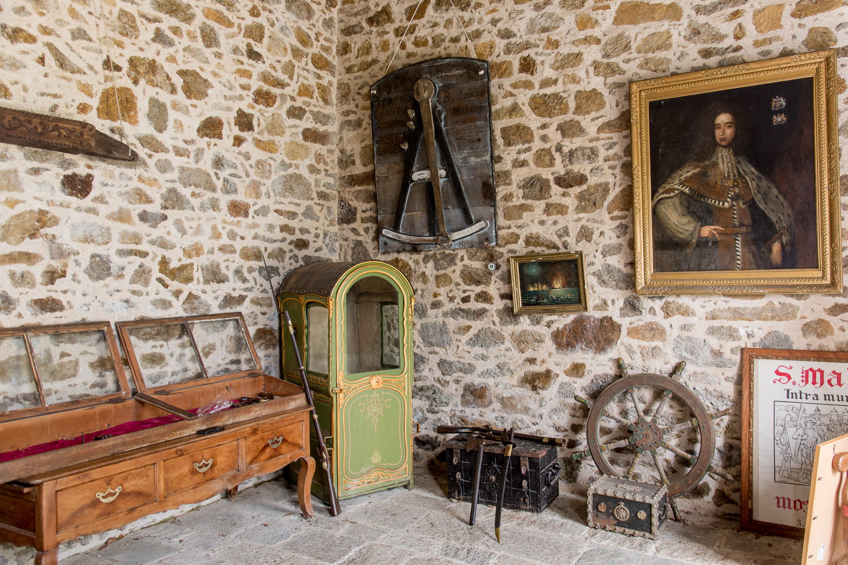 Dans le pigeonnier, exposition d'objets ayant un rapport  à  la Marine.