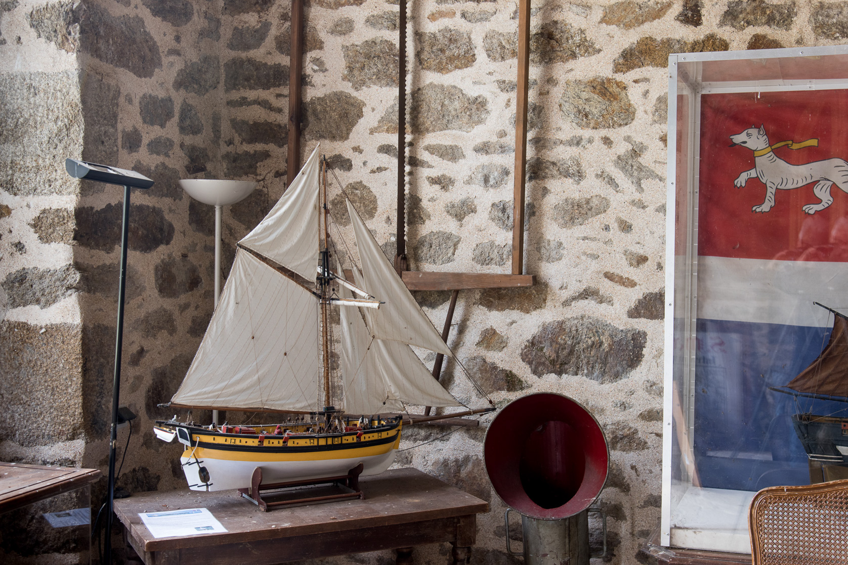 Reproduction du "RENARD", le bateau de Surcouf, dans le pigeonnier.