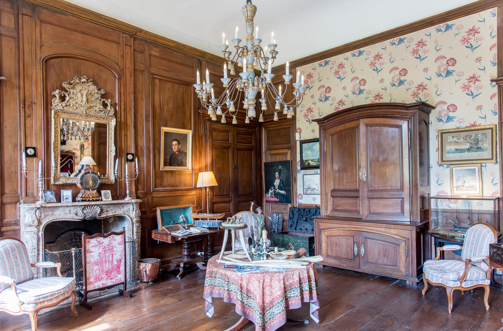 Le salon et ses boiseries classées.