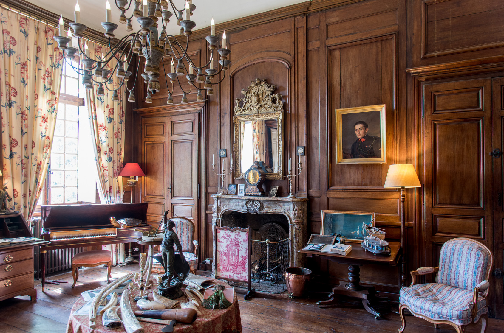 Le salon et ses boiseries classées.