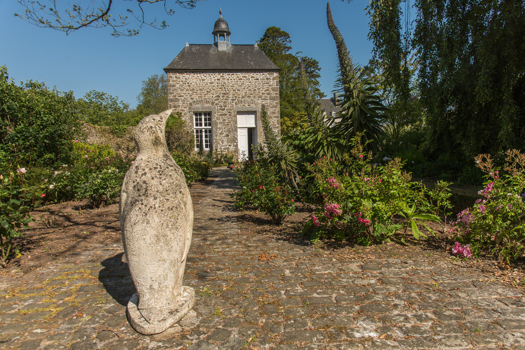 Le pigeonnier carré et le pingouin.