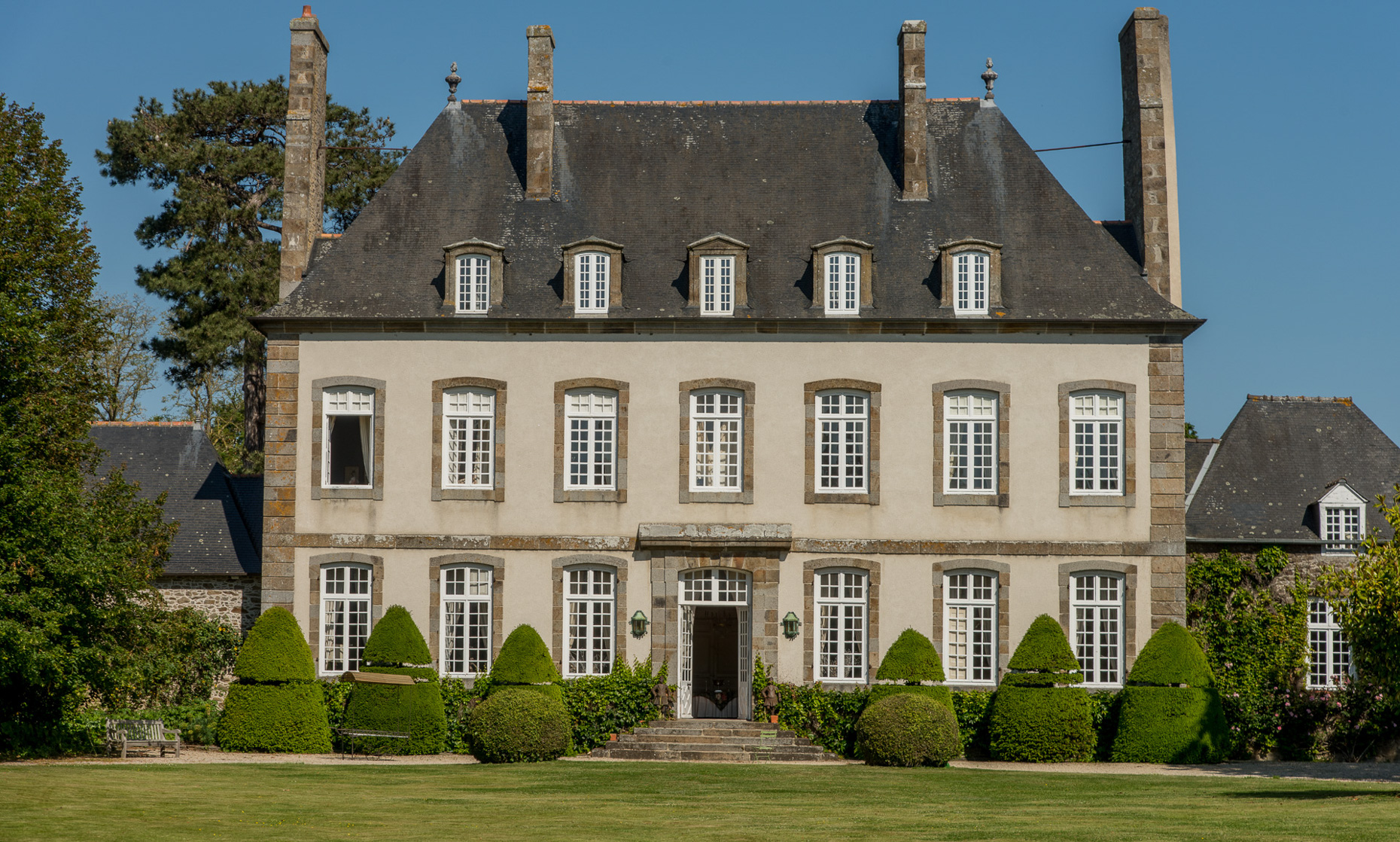 Une façade à 7 travées et deux cheminées d'angle sont les caractéristique d'une typique malouinière.